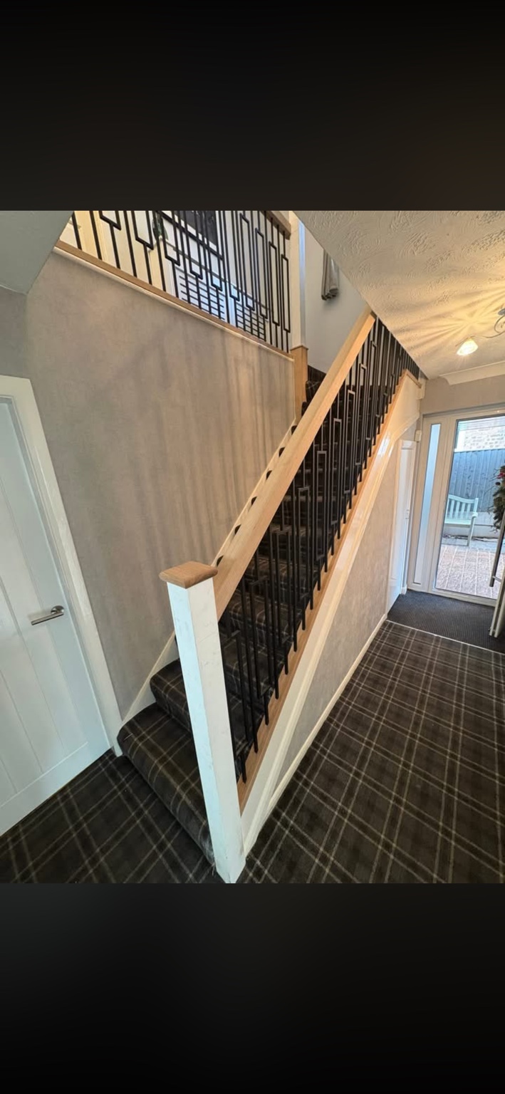 Oak handrail with black metal balustrade